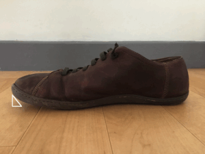 Posture-friendly shoe with minimal or no toe spring